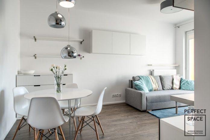 urzadzony-salon-z-jadalnia-w-malym-mieszkaniu-gdzie-dominuje-kolor-bialy (1)