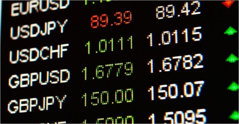 Kurs na tej parze otworzył europejską sesję z luką zniżkową po publikacji wyników sondażu