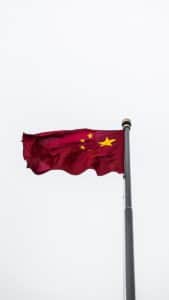 chińska flaga powiewająca na wietrze