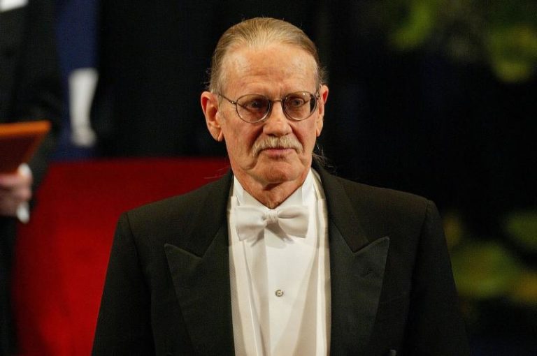 Vernon L. Smith – amerykański ekonomista