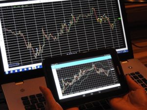 Nocny handel na rynku Forex - wykresy na ekranach monitorów