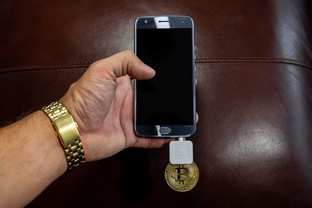 telefon dłoń aplikacja mobilna kopanie bitcoin