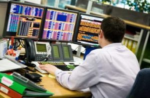 Broker analizuje rynek, korzystając z kilku monitorów