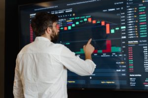 trader analizuje wykres i podejmuje decyzję