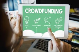 startup crowdfundingowy napis na ekranie tabletu