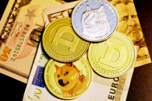 monety dogecoin rozsypane na stole