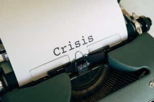 napis kryzys na maszynie do pisania